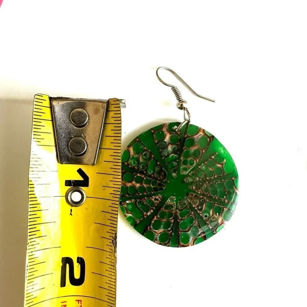 Green and brown shell round earrings